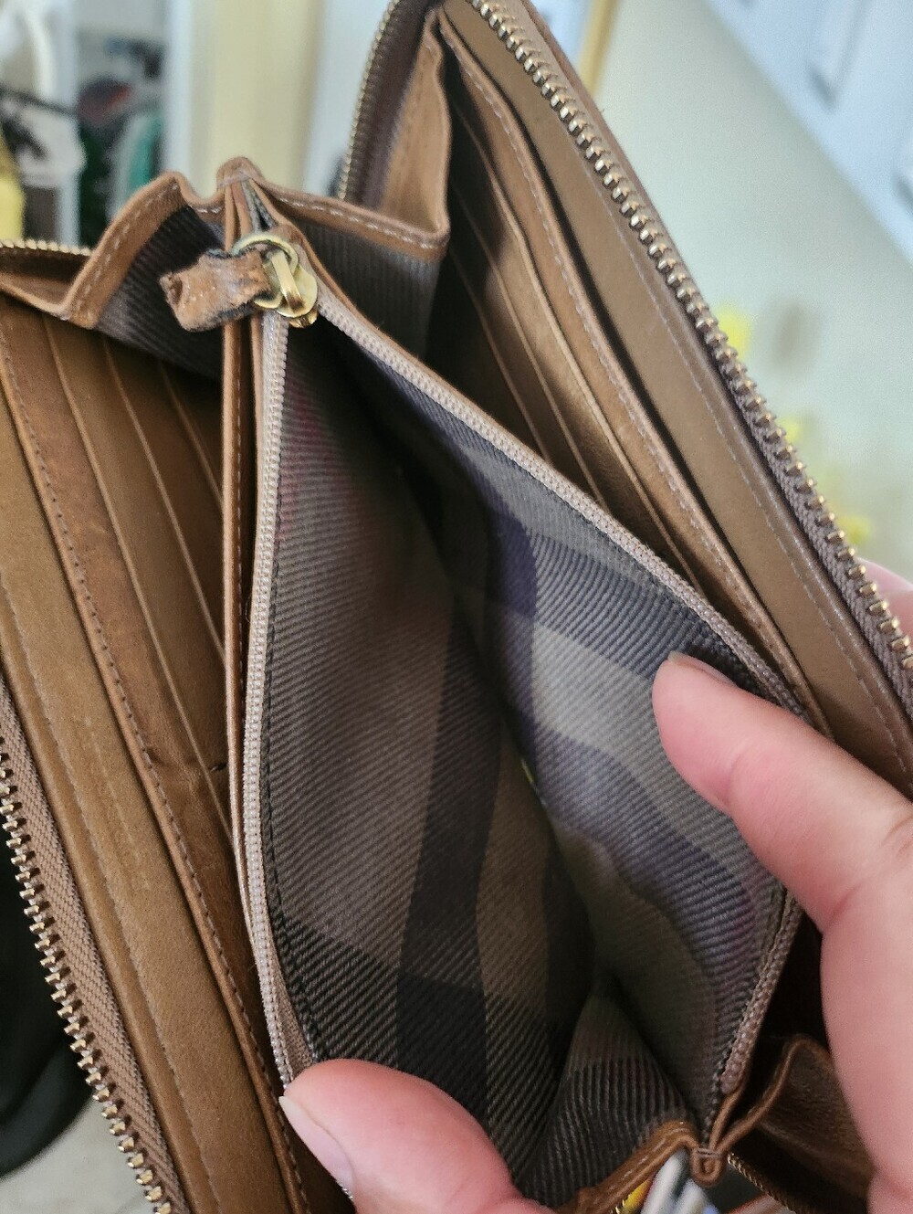 Burberry zip around leather wallet - Picture 8 of 8